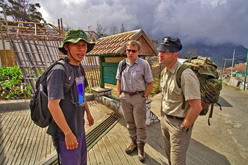 Our guide Majid, Christian and Stefan before descending into the Tengger caldera (Photo: Tobias Schorr)