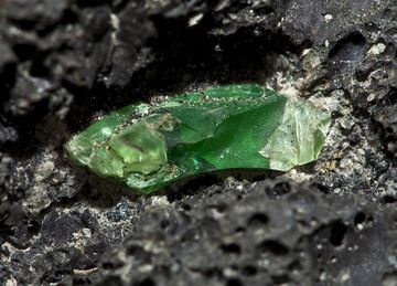 Очень редкий и крупный (2 см!) кристалл оливина в скале кальдеры Тенгер. (Photo: Tobias Schorr)