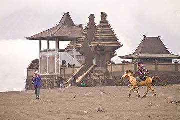 A horse rider in front of the hindi sanctuary in the Tengger caldera. (Photo: Tobias Schorr)