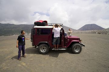 Our guide Majid, the 4X4 Jeep, our driver and Stefan in the Tengger caldera. (Photo: Tobias Schorr)