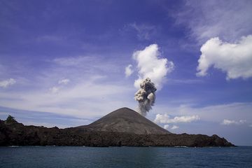 Eruption of Anak Krakatau (Photo: Tobias Schorr)