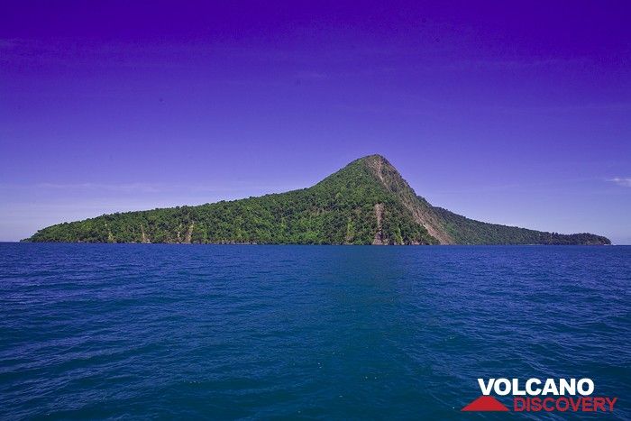 Rakata island, part of the old Krakatau volcano (Photo: Tobias Schorr)