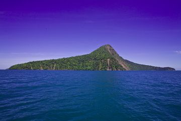 Die Insel Rakata, der Rest des alten Krakatau Vulkans (Photo: Tobias Schorr)