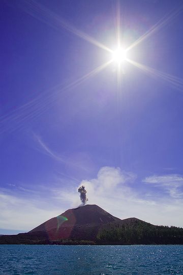 The erupting Anak Krakatau volcano (Photo: Tobias Schorr)