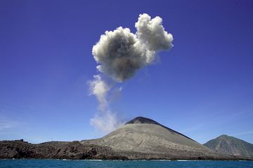 Ash cloud after the eruption of Anak Krakatau in July 2009 (Photo: Tobias Schorr)