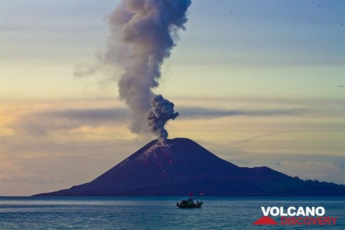 Eruption of Anak Krakatau in the evening (Photo: Tobias Schorr)