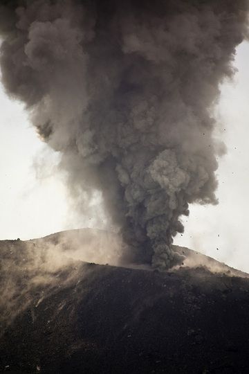 Ash cloud at Anak Krakatau at an eruption (Photo: Tobias Schorr)