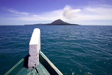 Vue depuis le bateau vers le volcan Anak Krakatau (Photo: Tobias Schorr)