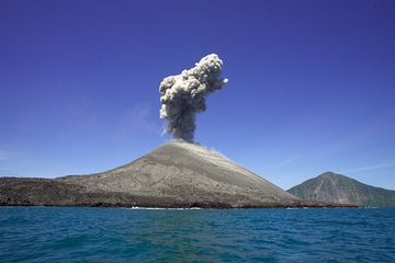 El volcán en erupción Anak Krakatau en julio de 2009 (Photo: Tobias Schorr)