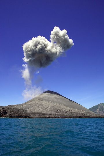 Ash cloud after a eruption of Anak Krakatau volcano in July 2009. (Photo: Tobias Schorr)