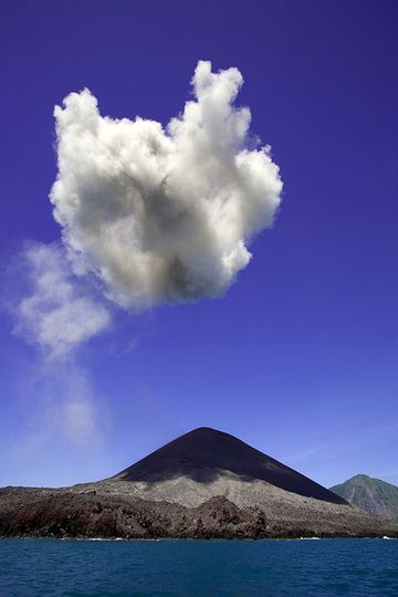 Ash cloud after an eruption of Anak Krakatau volcano in July 2009 (Photo: Tobias Schorr)