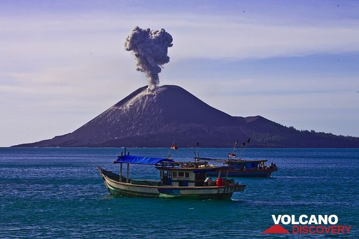 Erupting Anak Krakatau volcano in July 2009 (Photo: Tobias Schorr)