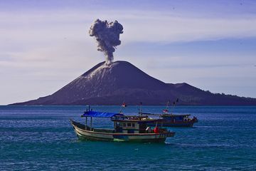 Erupting Anak Krakatau volcano in July 2009 (Photo: Tobias Schorr)