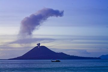 Erupting volcano Anak Krakatau July 2009 (Photo: Tobias Schorr)