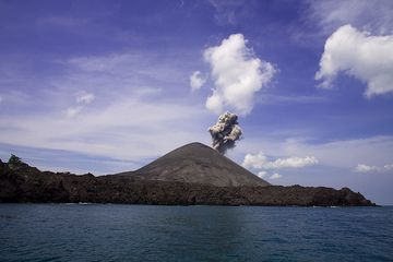 Anak Krakatau volcano erupting (Photo: Tobias Schorr)