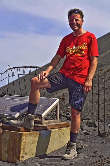 Markus at the earthquake station on Anak Krakatau volcano. (Photo: Tobias Schorr)