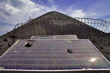 Solarzellen der Erdbebenstation auf dem Anak Krakatau, die durch den Einschlag vulkanischer Bomben zerstört wurden. (Photo: Tobias Schorr)