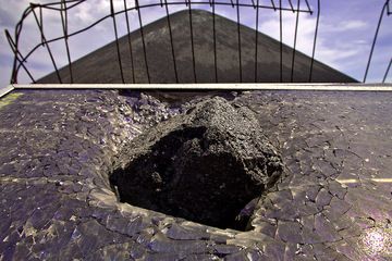 Impatto di una bomba lavica sui pannelli solari della stazione sismografica sul vulcano Anak Krakatau. (Photo: Tobias Schorr)