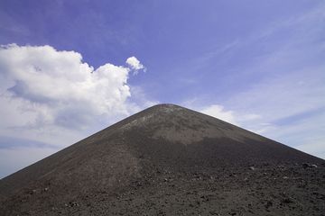 The volcano Anak Krakatau (Photo: Tobias Schorr)