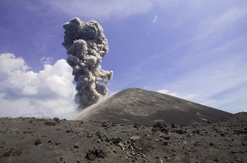 Anak Krakatau en erupción (Photo: Tobias Schorr)