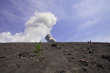 Ein Ausbruch des Vulkans Anak Krakatau im Juli 2009 (Photo: Tobias Schorr)