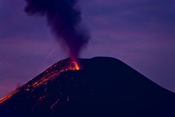 Strombolian eruption in the evening twilight at Anak Krakatau (Photo: Tobias Schorr)