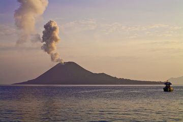 The erupting volcano Anak Krakatau (Photo: Tobias Schorr)