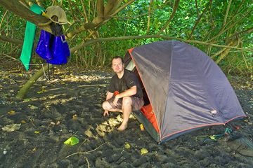 Tobias Schorr devant sa tente sur l'île de Rakata en juillet 2009 (Photo: Tobias Schorr)