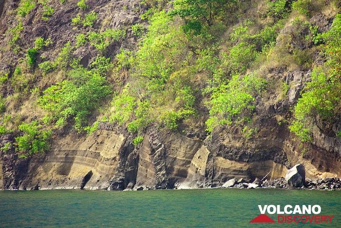 Volcanic dikes at the coast of Rakata island. (Photo: Tobias Schorr)
