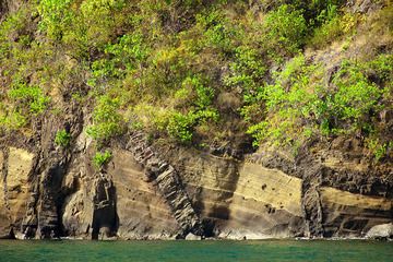 Dykes de lave de l'ancien volcan Krakatau. Île de Rakata, juillet 2009. (Photo: Tobias Schorr)