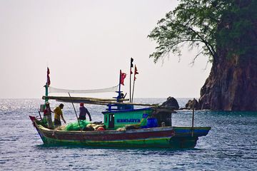 Fishermen in front of Rakata island (Photo: Tobias Schorr)