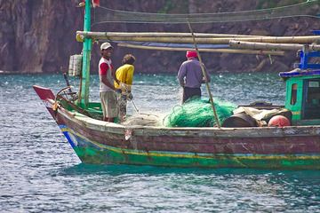 Indonesian fishermen at the coast of Rakata island (Photo: Tobias Schorr)