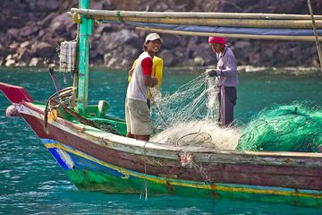 Indonesian fishermen at the coast of Rakata island (Photo: Tobias Schorr)