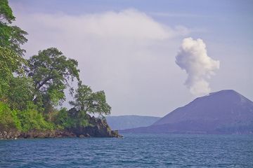 Una erupción del volcán Anak Krakatau y la costa de la isla Rakata (Photo: Tobias Schorr)