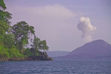 L'Anak Krakatau en éruption et le cap de l'île de Rakata (Photo: Tobias Schorr)