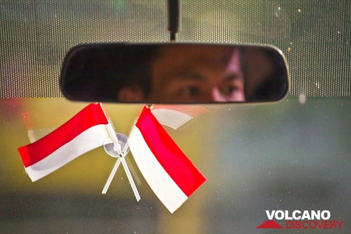 Indonesian flags in our little bus (Photo: Tobias Schorr)