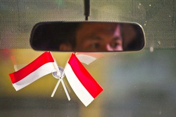 Indonesian flags in our little bus (Photo: Tobias Schorr)
