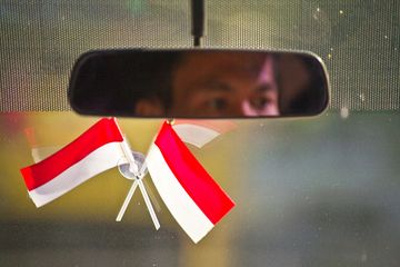 Banderas de Indonesia en nuestro pequeño autobús. (Photo: Tobias Schorr)