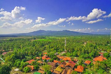 View from the Anyer lighthouse towards a huge extinct volcano (Gunung Pabeasan) (Photo: Tobias Schorr)