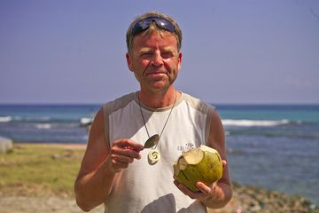 Маркус наслаждается свежим кокосом (Photo: Tobias Schorr)