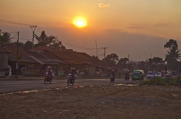 Sunset over a Indonesian road (Photo: Tobias Schorr)