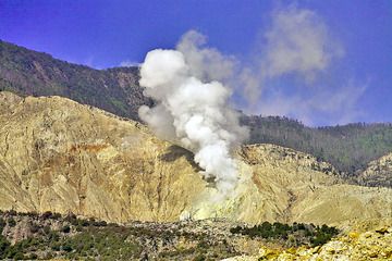 Steaming Papadayan volcano (Photo: Tobias Schorr)