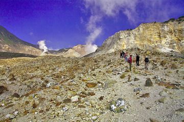 The group ascending towards the centre of Papadayan volcano. (Photo: Tobias Schorr)