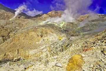 Fumaroles in the Papadayan volcano (Photo: Tobias Schorr)