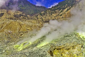 Steaming fumaroles in Papadayan volcano (Photo: Tobias Schorr)
