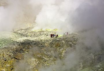 Personnes entourées par la vapeur acide des fumerolles dans le cratère Papadayan (Photo: Tobias Schorr)