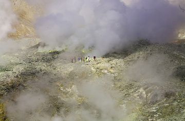 Visitors between fumaroles in the crater of Papadayan volcano (Photo: Tobias Schorr)