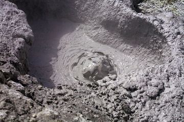 Boiling mud in the Papadayan volcano (Photo: Tobias Schorr)