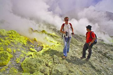 Markus et Andy devant les fumerolles du volcan Papadayan (Photo: Tobias Schorr)
