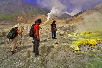 The VolcanoDiscovery group and our guides at the fumaroles of Papadayan volcano (Photo: Tobias Schorr)